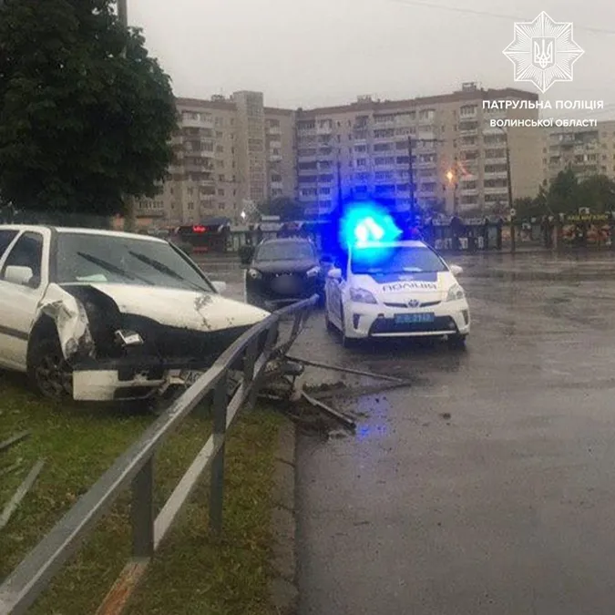 У Луцьку п’яний водій влетів в огорожу, покинув авто і втік (фото)