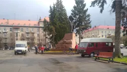 Разумков у Луцьку: перед головним корпусом ВНУ похапцем садять квіти (фотофакт)