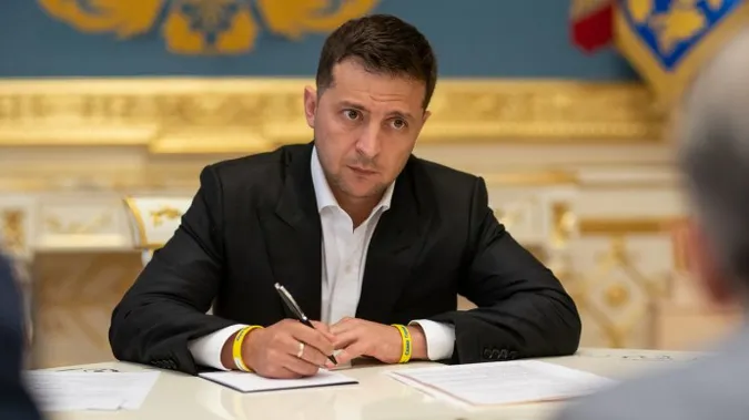 Зеленський ввів 5-річну заборону на роботу телеканалів Медведчука – їх відразу відключили