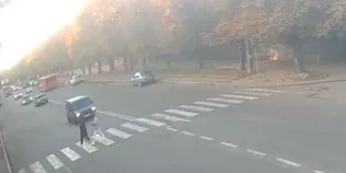 У Луцьку водій «пролетів» за пішоходами на переході: його зняла камера (відео)