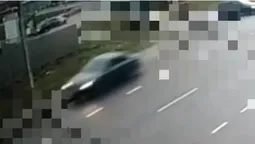 У Луцьку BMW на швидкості «потерлася» об паркан на тротуарі (відео)