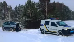 На Волині десятки авто застряли у снігових заметах (відео)