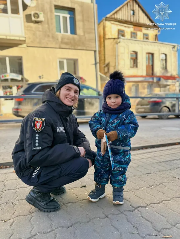 У Луцьку патрульні за дотримання ПДР дарували подарунки водіям і пішоходам (фото)