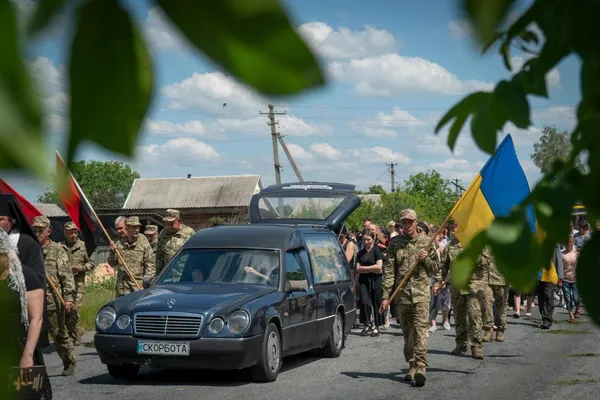 Жив у Рожищі, поховали на Житомирщині: в останню путь провели воїна Віталія Чижевського (фото)