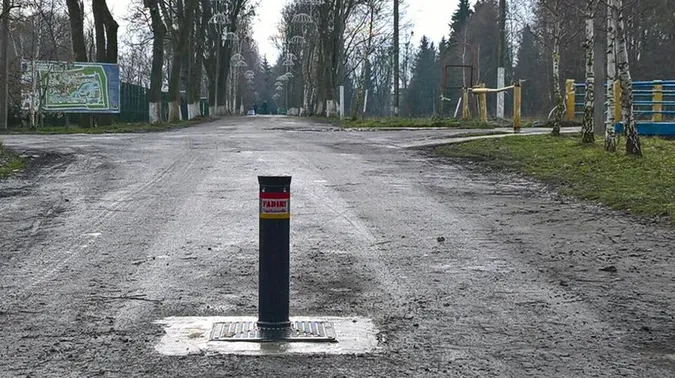 У центральному парку Луцька встановили болард (фотофакт)