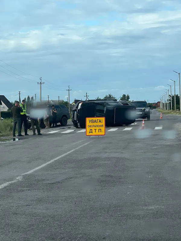 На Волині – аварія за участі двох автомобілів: один з них перекинувся на бік
