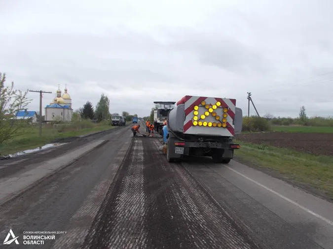 Показали, як кладуть асфальт у Ківерцівському районі (фото)