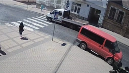 «Проти шерсті»: у Луцьку водій буса нахабно їздив тротуаром по вулиці з одностороннім рухом (відео)
