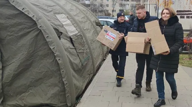 У Луцьку волонтери розвезли продукти по пунктах обігріву (фото, відео)