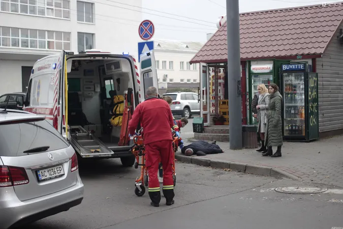 У центрі Луцька швидка забрала непритомного чоловіка: подробиці (фото)