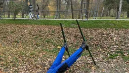 У луцькому парку помітили ноги, які стирчать з-під землі (фото)