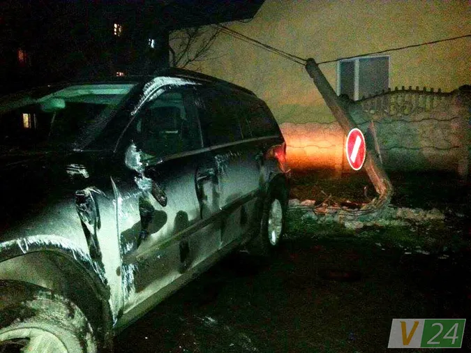 «П'яна» аварія в Луцьку: Mercedes влетів у Volkswagen і зніс стовп (фото)