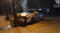 Влетів у стовп та втік: деталі аварії під залізничним вокзалом Луцька (фото)