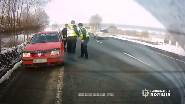 Їхала в пологовий, але не встигла: на Волині жінка народила в авто (відео)
