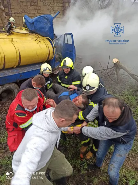 ДТП під Луцьком: людину затиснуло у кабіні молоковоза (фото)
