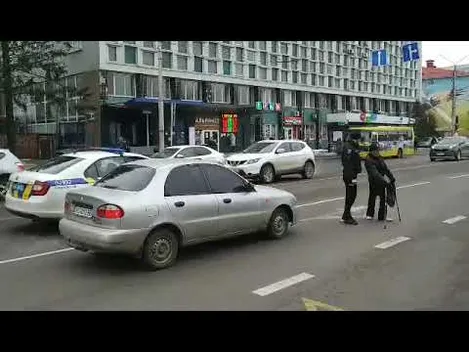 У Луцьку патрульні допомогли дідусеві безпечно перейти дорогу (відео)