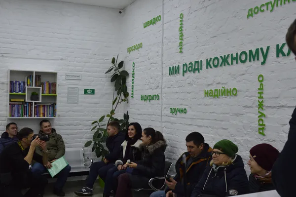 Людно було навіть під час відкриття центру