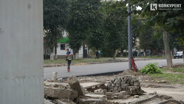 Їздять, ходять, ремонтують: що відбувається на проспекті Волі у Луцьку (фото)