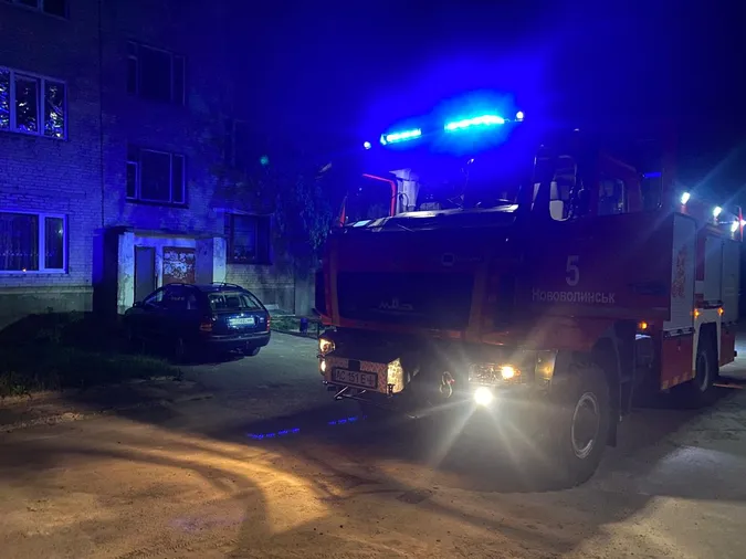 Докурився: у Нововолинську горіла квартира у п'ятиповерхівці (фото)