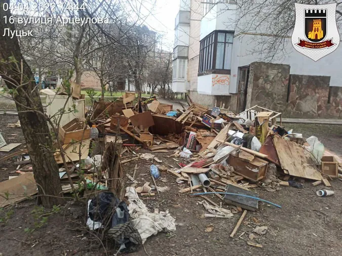 Біля житлових будинків у Луцьку влаштували сміттєзвалища (фото, відео)