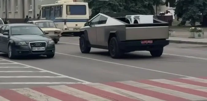 Тільки три на всю країну: у Нововолинську помітили Cybertruck, який возив пралки (відео)