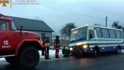 На Волині рейсовий автобус і два легковики застрягли у багнюці (фото, відео)