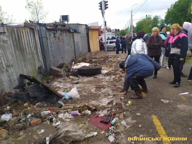 Автомобілем на людей: базарники чинять опір поліції та муніципалам (фото, відео)