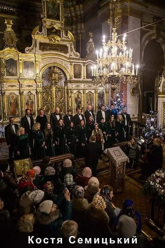 У Луцьку архієрейський хор «Оранта» «наколядував» на дрони для військових (фото)
