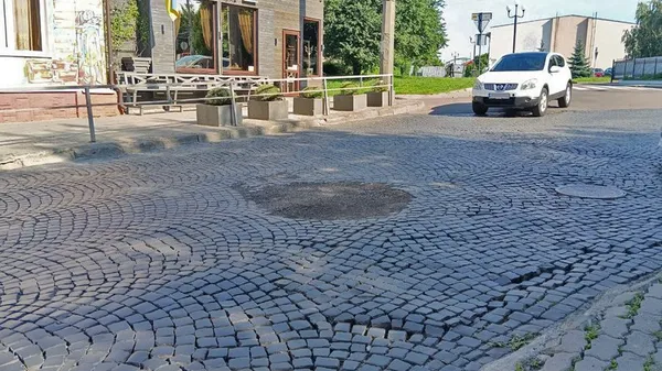 Луцькі комунальники шукають порив водогону біля провалля в центрі (фото)