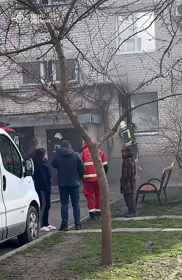 У Луцьку – пожежа в квартирі: горів диван на кухні, поплавилася натяжна стеля (фото)