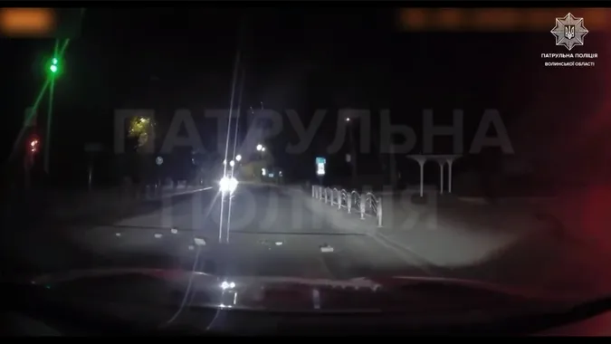 Вночі жбурляла цеглу на дорогу: у Луцьку патрульні виявили «хуліганку» (відео)