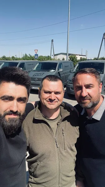 Воїнам 100-ї бригади Волинська ОВА спільно з благодійним фондом передала п'ять автівок (фото)
