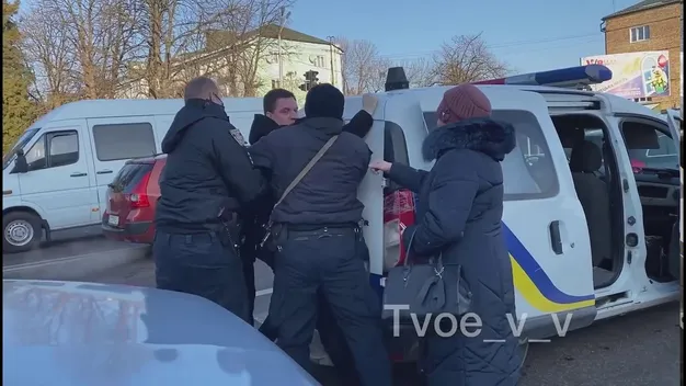 Четверо на одного: на Волині поліцейські ледве впоралися з нетверезим водієм (відео)