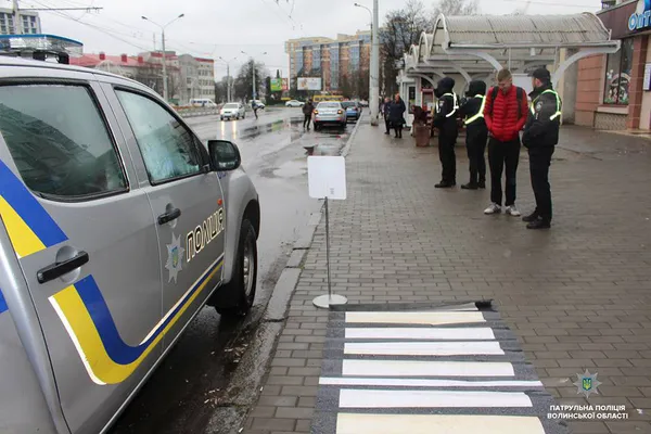 Патрульні навчали лучан правильно переходити дорогу (фото)