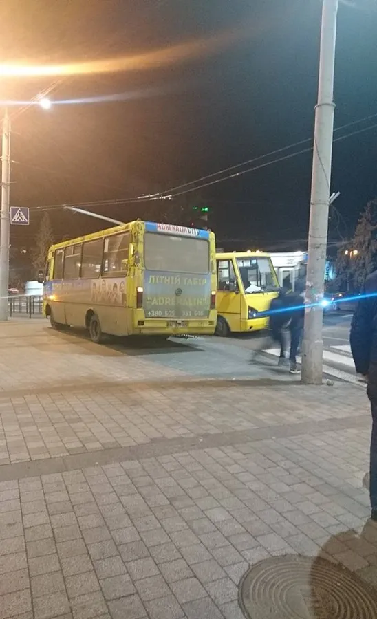 У Луцьку маршрутка «припаркувалася» прямо на тротуарі (фото)