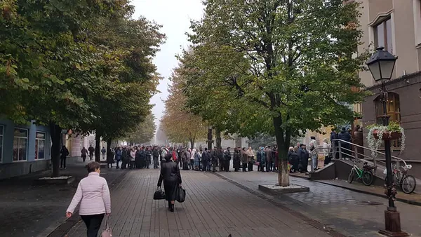 Черга за е-квитками в Луцьку розтягнулася на пів вулиці (фото)
