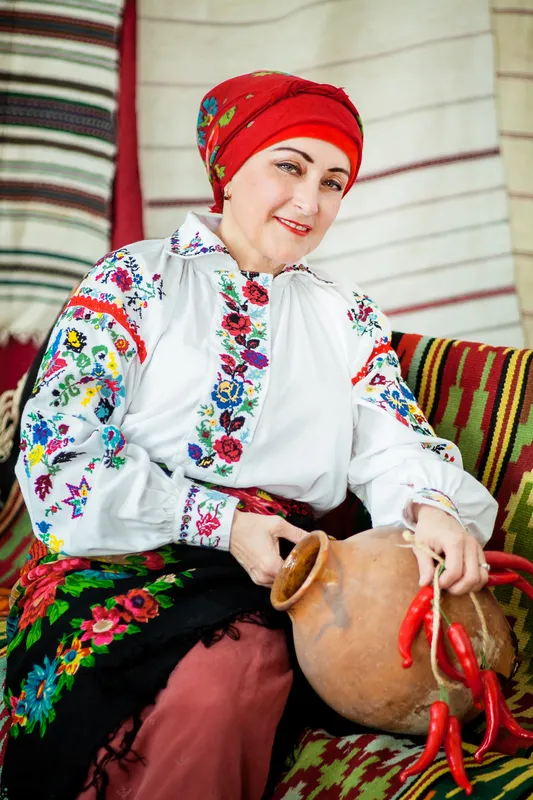 Викладачі педагогічного коледжу у Володимирі приміряли старовинні вишиті сорочки (фото)