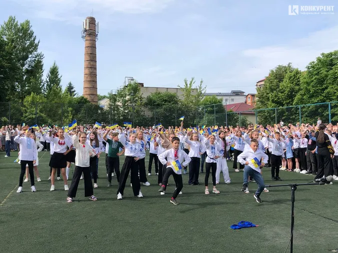 У луцькому ліцеї №9 відгуляли свято початкової школи (фото)