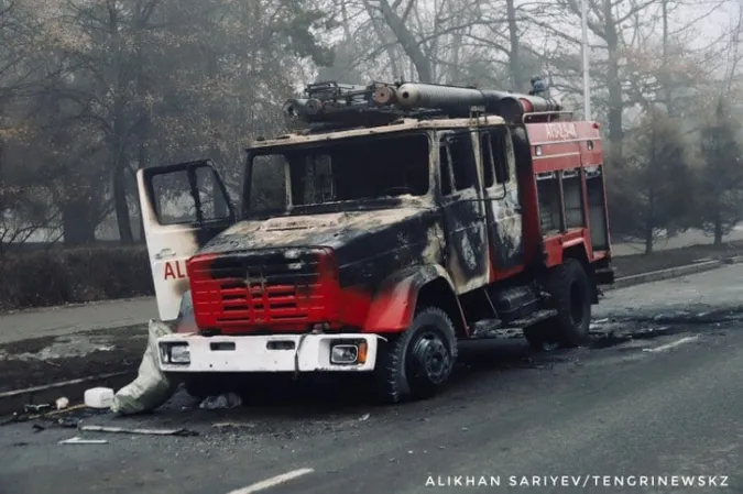 Ситуація в Алмати: трупи, грабежі, нестача хліба, черги до банкоматів