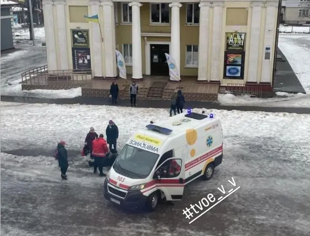 Викликали «швидку»: в центрі Володимира двоє пенсіонерів впали на слизькій дорозі
