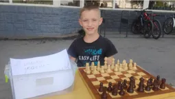 У Луцьку хлопчик-переселенець з Бучі збирає гроші для ЗСУ грою в шахи (відео)
