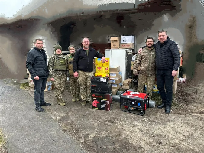 Володимирський владика привіз для волинських бійців три «мавіка» (фото)
