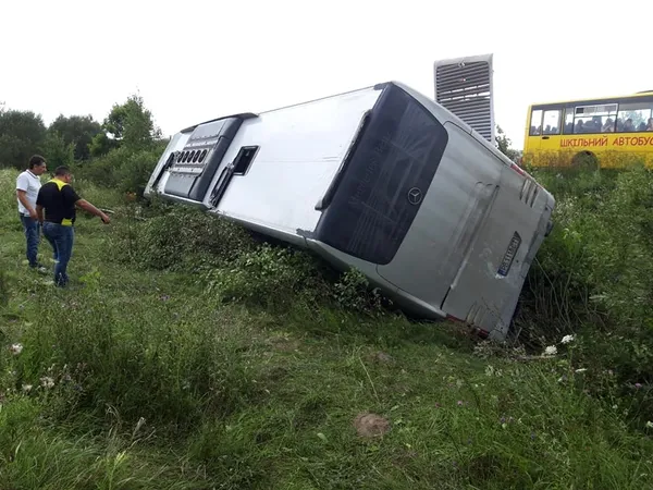 На Волині злетів у кювет автобус із білоруськими туристами (фото)