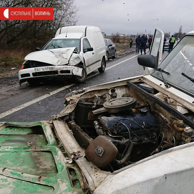 На волинській трасі зіткнулися три авто: є потерпіла (фото)