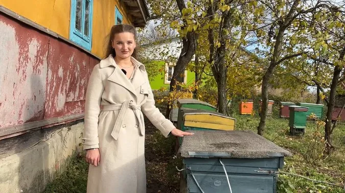 Зібрали тонну меду: 22-річна волинянка доглядає пасіку замість батька, який зник на війні (фото, відео)