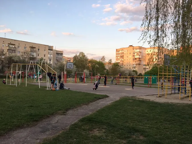 Десятки людей з дітьми на майданчику: у Луцьку масово порушують карантин (відео)
