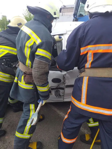 ДТП на Волині: постраждалого водія «вирізали» з авто рятувальники (фото)