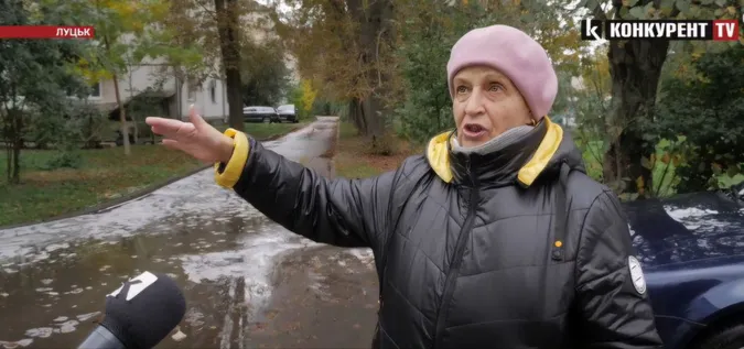 Не їдуть, а пливуть: у Луцьку двір багатоповерхівки запотоплює після кожного дощу (відео)