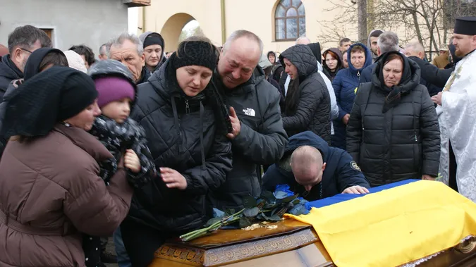 До останнього подиху – за Україну: Рожищенська громада попрощалася з Героєм Сергієм Мандзюком (фото)