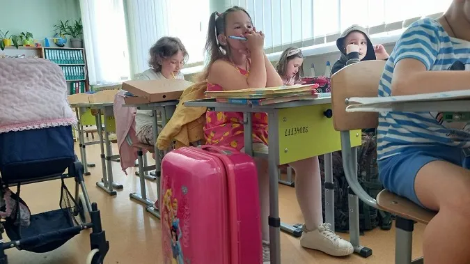 У візочках, кошиках і лотках для яєць: в луцькому ліцеї влаштували день без портфеля (фото, відео)